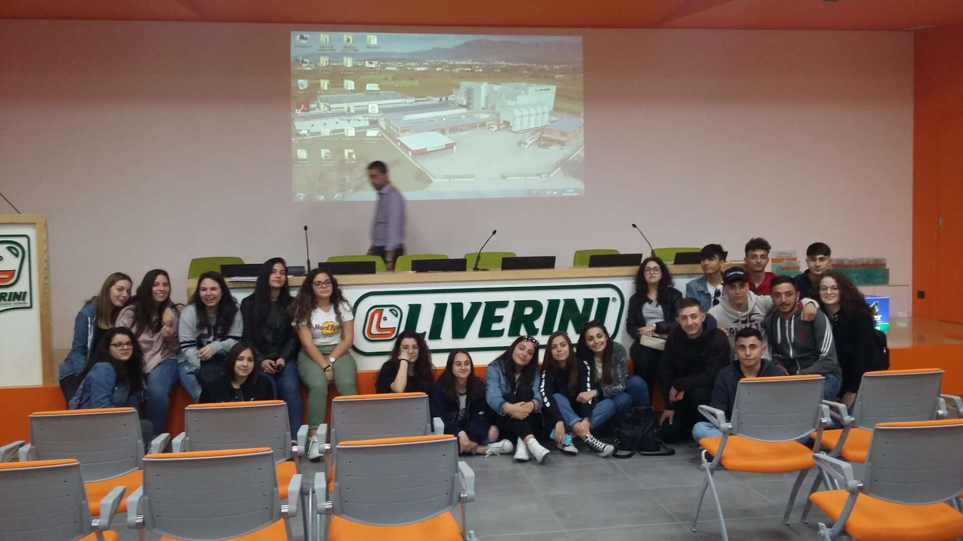 Gli alunni del Carafa Giustiniani durante un incontro con la Liverini