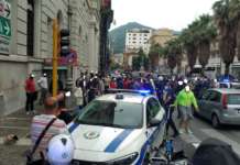 Raptus di rabbia, uomo ammanettato ad un semaforo (VIDEO)