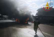 Autobus in fiamme, paura a Villa Literno: nessun ferito