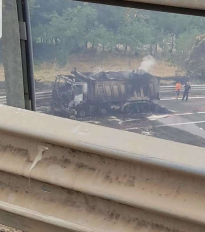 camion in fiamme battipaglia