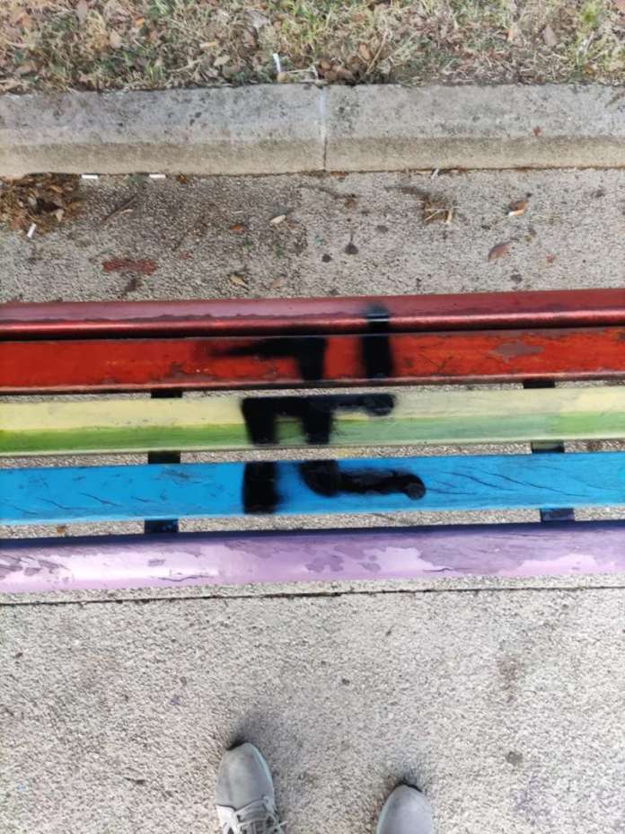 svastiche panchina arcobaleno