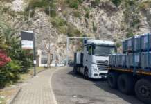 Porto di Salerno, la lunga attesa del pullman tra tir e disagi