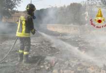 Vasto incendio a Villa Literno, massiccio intervento dei vigili del fuoco