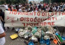 A Napoli la protesta dei disoccupati, immondizia davanti al Maschio Angioino