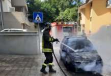 Auto prende improvvisamente fuoco, paura per un uomo: possibile cortocircuito