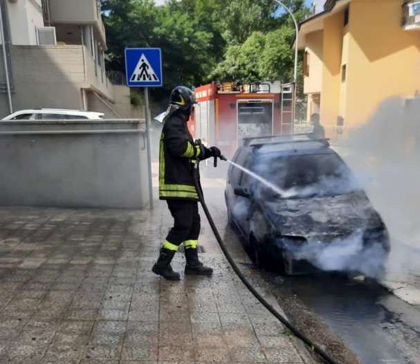 Auto in fiamme tra San Nazzaro e San Giorgio (1)