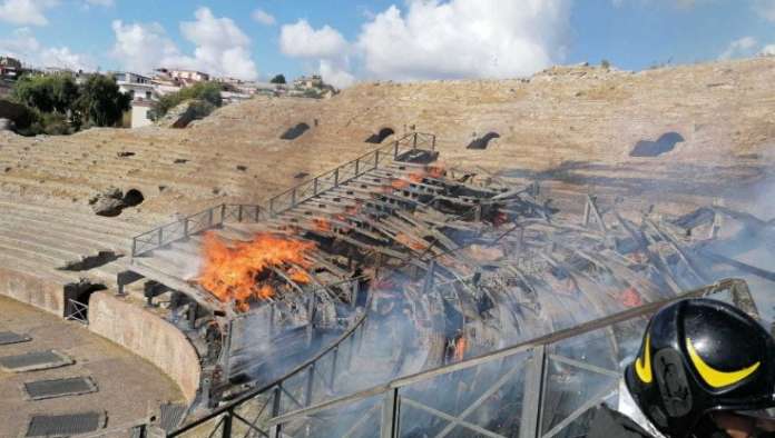 incendio anfiteatro pozzuoli