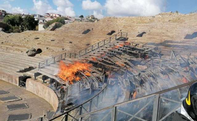 incendio anfiteatro pozzuoli