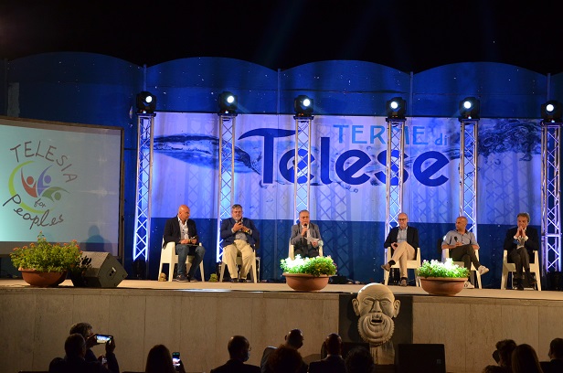 tavolo relatori talk show