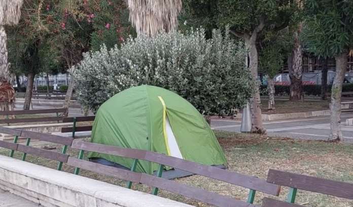 tenda sul lungomare trieste