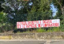 Lettieri incontra i lavoratori dell’ex ‘La Fabbrica’, esposto uno striscione