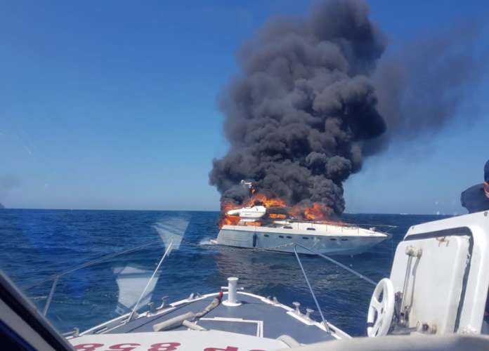 barca in fiamme incendio