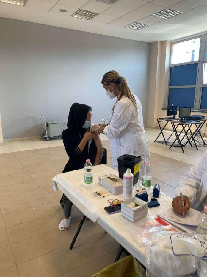 foto vaccini a cittadini afghani covid residence