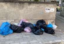 Via Schiavone, tre micro discariche davanti ai palazzi