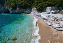 Massa Lubrense, gli ambientalisti occupano per protesta una spiaggia libera attrezzata