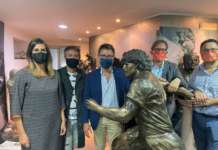 Pronta da mesi, la statua in bronzo di Maradona resta in deposito: Borrelli incontra Sepe