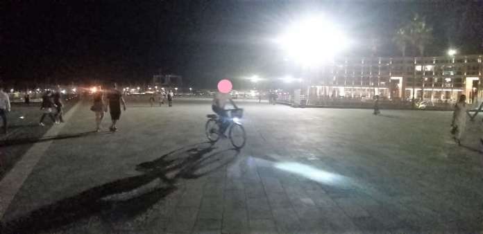 Ciclista in piazza