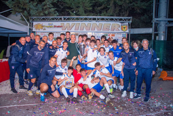 LA RAPPRESENTATIVA NAZIONALE LND UNDER 17 CON IL TROFEO SHALOM