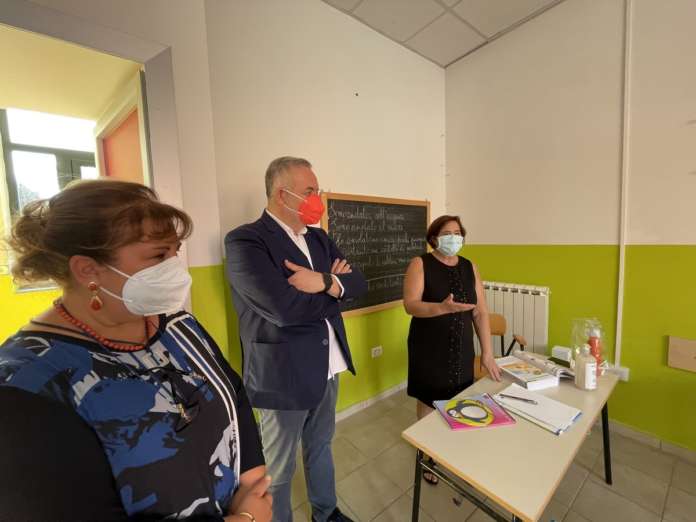Sindaco con dirigente e maestra
