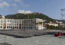 L’altare e il mare dietro: la piazza porta San Matteo sul Golfo