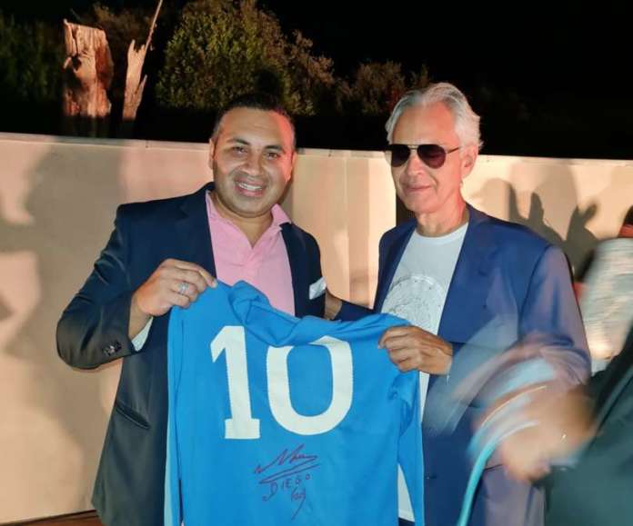 antonio_luise_ e andrea bocelli maglia maradona