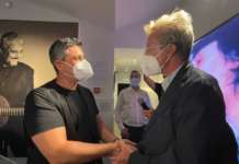 Pino Daniele, Manfredi visita la mostra: “Progetti per i giovani con il figlio Alex”