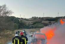Foiano, auto in fiamme: illeso il conducente, vettura distrutta
