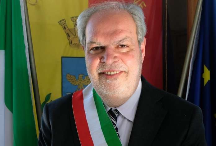 foto sindaco Vozza istituzionale stretta