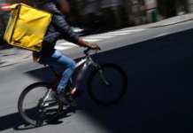 Napoli, rider aggredito da minorenni a Fuorigrotta: calci e pugni anche mentre era a terra