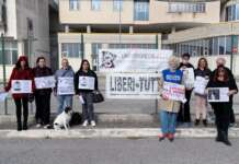 Animalisti in protesta a Salerno davanti alla fiera ornitologica