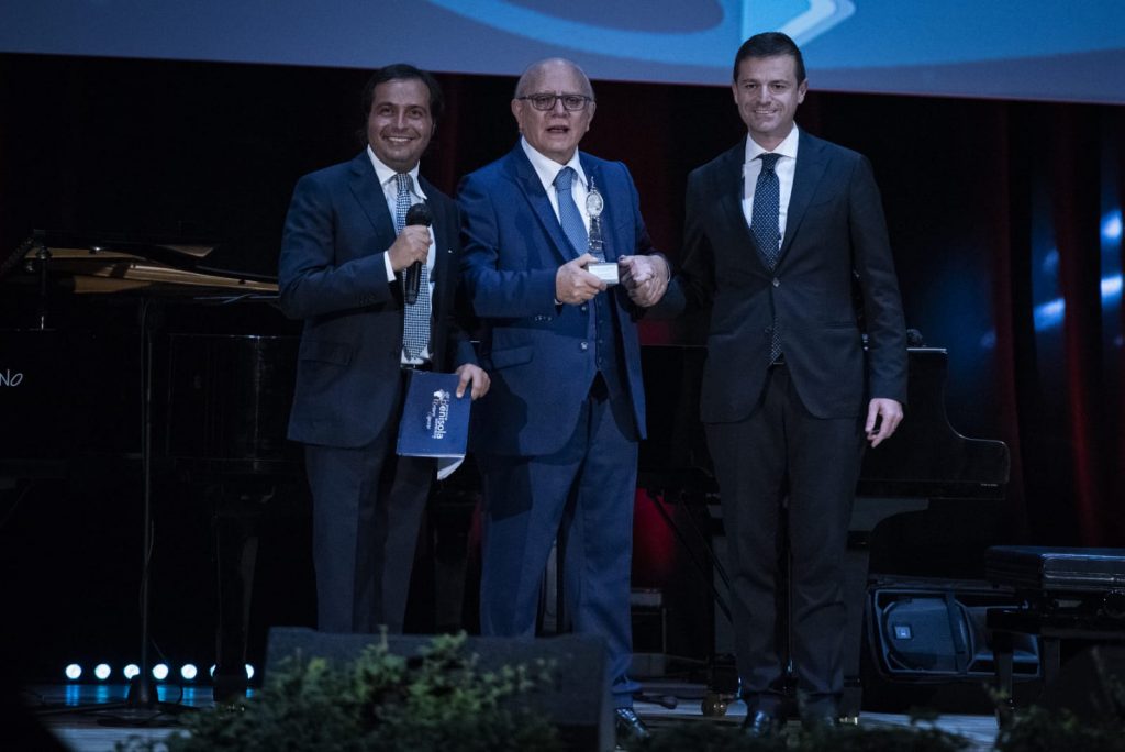 Il-Sindaco-di-Sorrento-Massimo-Coppola-premia-C laudio-Gubitosi-scaled