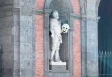Teschi di cartapesta collocati nella notte su statue a Napoli