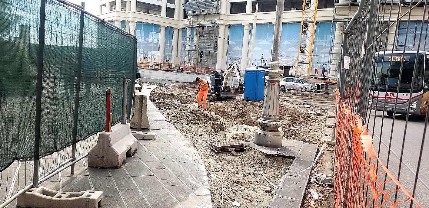 Via Pertini lavori marciapiede