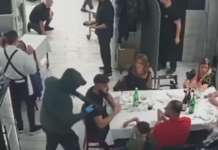 Fucile puntato in faccia a un bambino, rapina choc in pizzeria: le immagini dell’irruzione (VIDEO)