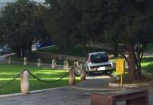 Con l’auto lungo il marciapiede dell’Arco di Traiano: beccato 89enne