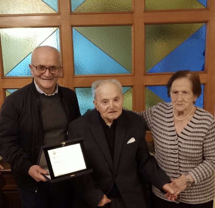 il sindaco Di Santo dona targa a coppia per nozze d'oro