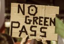 Green pass: in cento a Napoli per dire no
