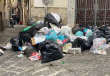 Rifiuti in Via dei Canali: Salerno Pulita contro ristoratori e pescivendoli