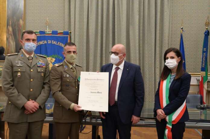 3. La consegna dell'onorificenza al Lgt. Mura