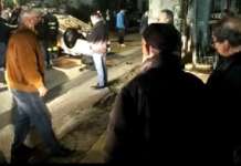 Auto si schianta contro un platano e si ribalta, due feriti