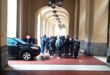 Corsa al vaccino: all’Augusteo con auto parcheggiata… sotto ai portici