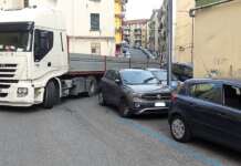 Parcheggio selvaggio, camion incastrato nei pressi del Vestuti (FOTO)