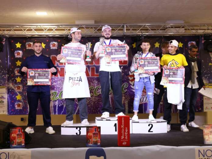 Claudio Borrillo sul podio al secondo posto piazza piccante