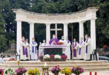 Commemorazione defunti, cerimonia sotto tono al cimitero di Salerno