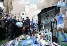 Maradona, De Laurentiis porta fiori al murale nei Quartieri Spagnoli