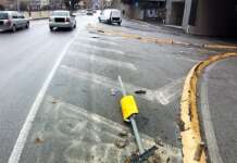 Incrocio Lungoirno, auto abbatte segnaletica (FOTO)