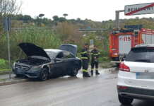 Auto in fiamme alle porte di Benevento, paura per un 60enne