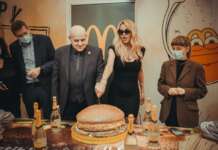 Valeria Marini madrina d’onore del lancio di ‘Best Burger’ al McDonald’s di Salerno (FOTO)
