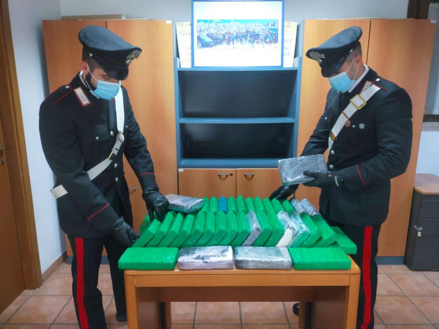 TIVOLI - I 42kg di cocaina sequestrati dai Carabinieri (6)
