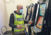 Telecomando malfunzionante tradisce gestore, sequestrati videopoker e 2200 euro